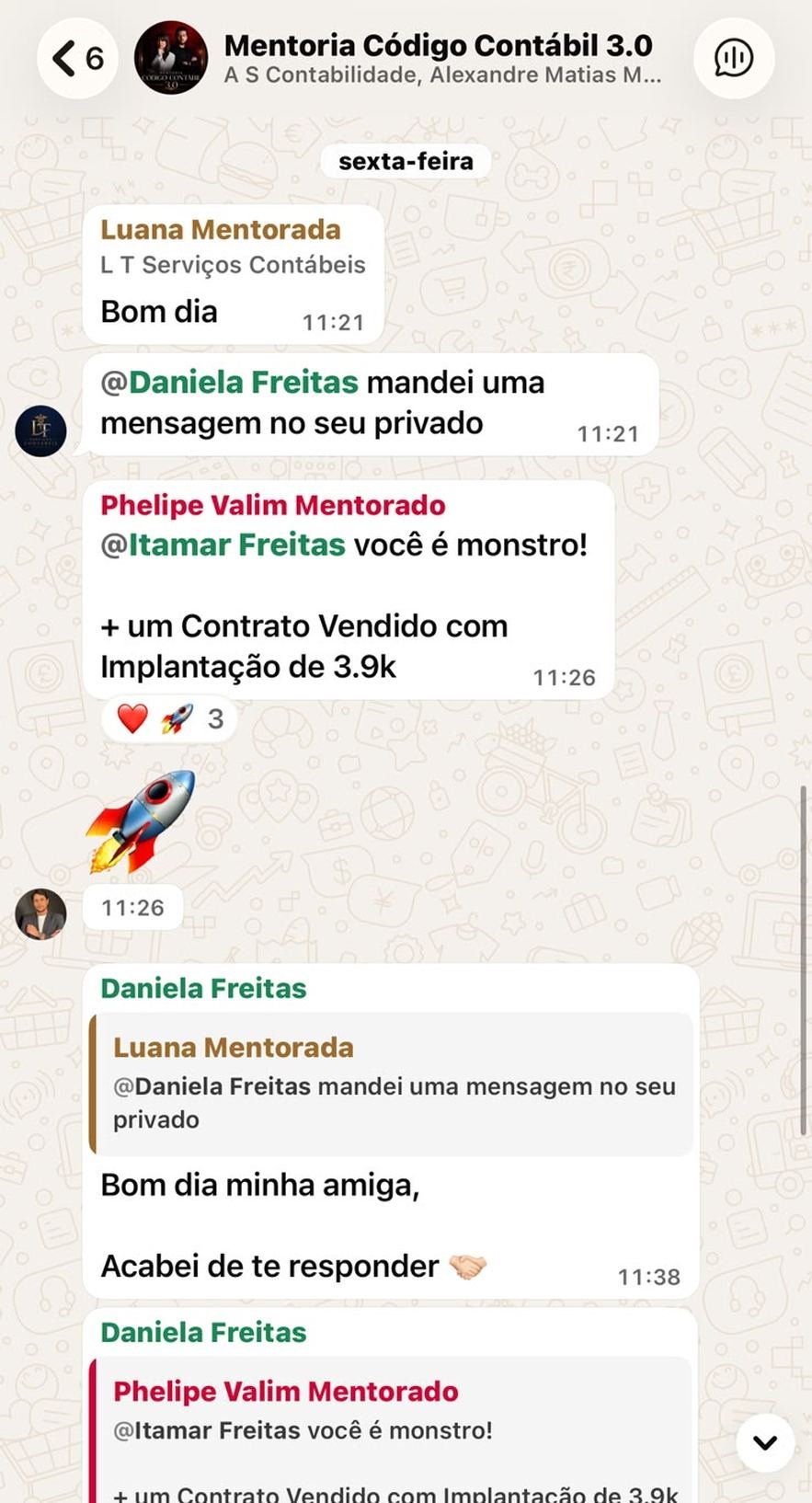 Print do grupo da mentoria: mentorado relata contrato vendido com implantação de 3,9 mil reais.